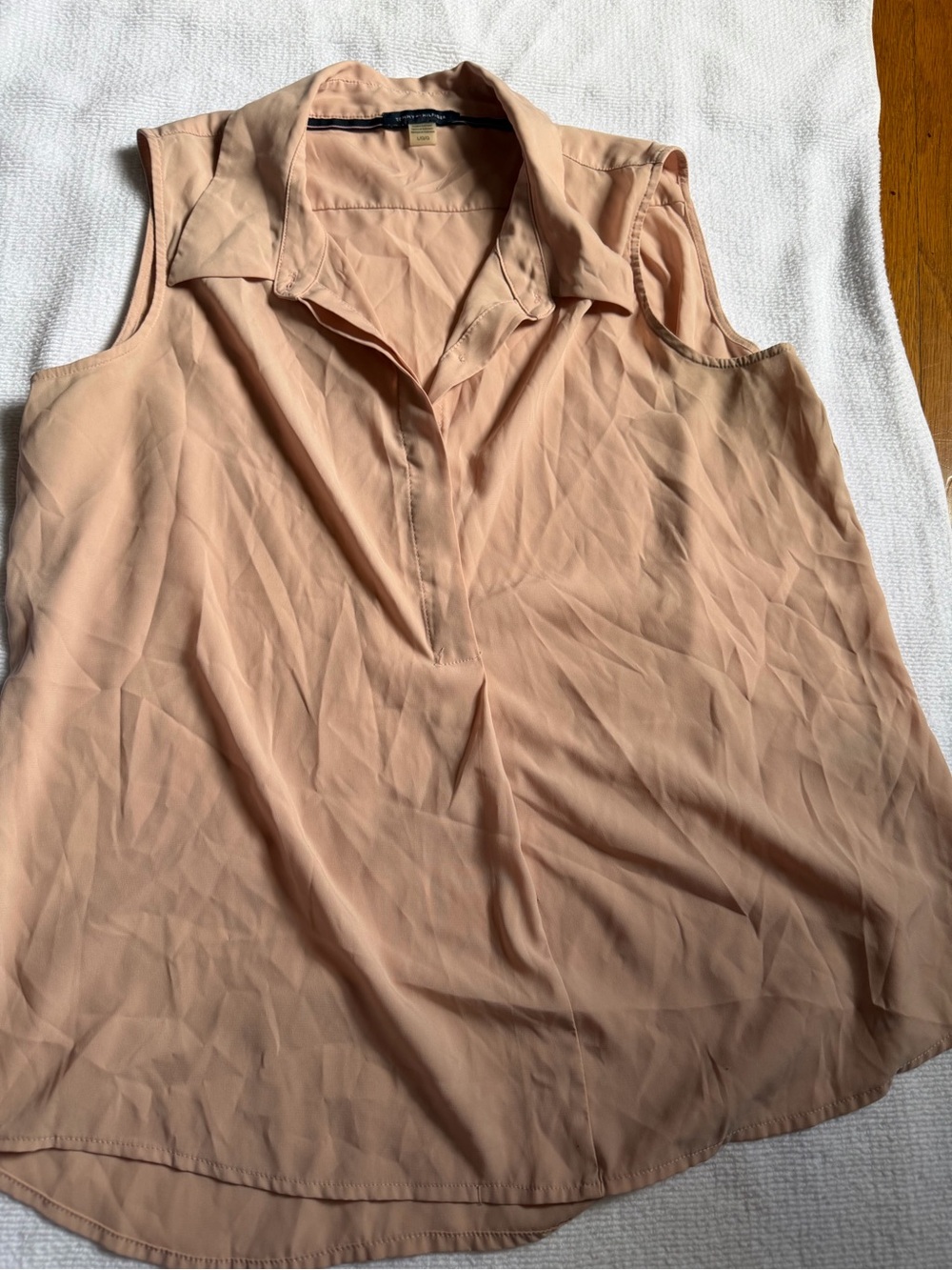 Tommy Hilfiger Sleeveless Collared V-Placket Camisole in Blush Peach